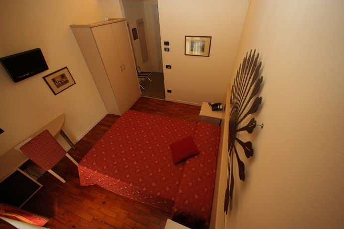 Imagen de la habitación del Hotel Fioroni. Foto 6