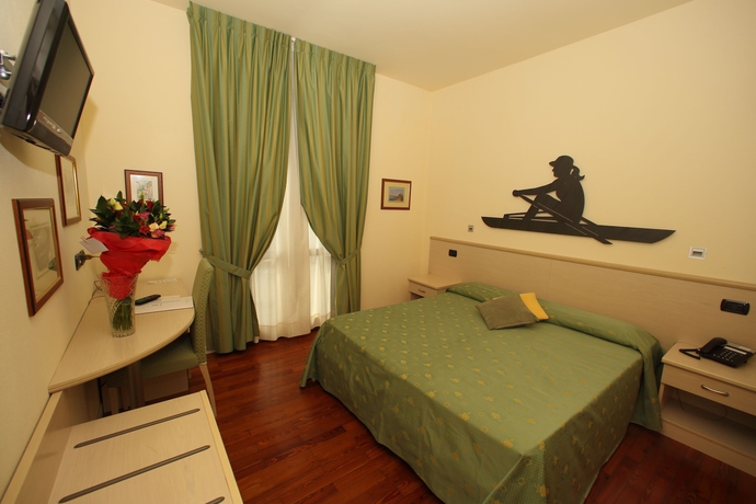 Imagen de la habitación del Hotel Fioroni. Foto 9