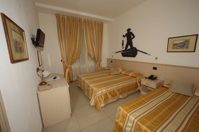 Imagen de la habitación del Hotel Fioroni. Foto 10