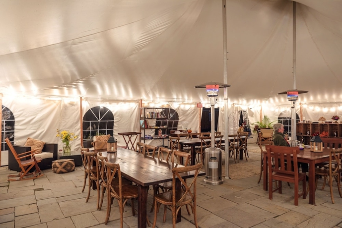 Imagen de los interiores del Hotel Firelight Camps. Foto 18