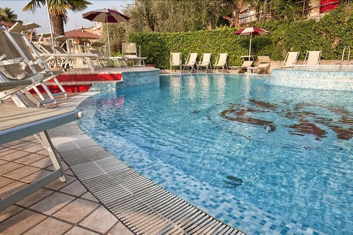 Imagen de la piscina del Hotel Firenze, Brenzone . Foto 12