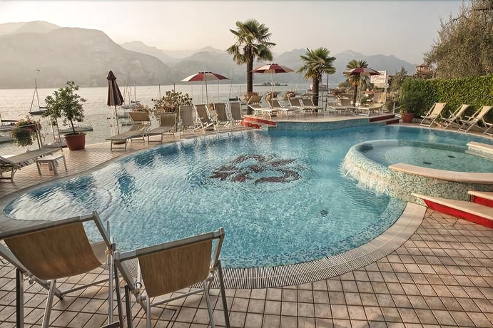 Imagen de la piscina del Hotel Firenze, Brenzone . Foto 14