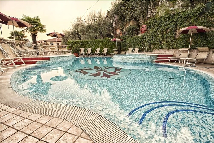 Imagen de la piscina del Hotel Firenze, Brenzone . Foto 15