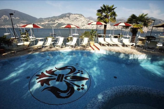 Imagen de la piscina del Hotel Firenze, Brenzone . Foto 17