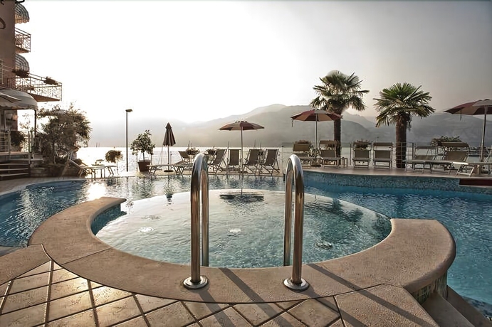 Imagen de la piscina del Hotel Firenze, Brenzone . Foto 19