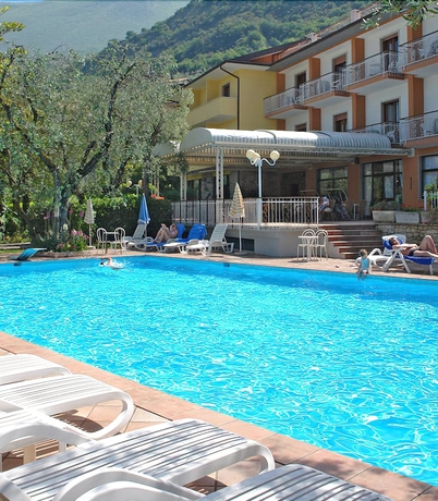 Imagen de la piscina del Hotel Firenze, Malcesine. Foto 18