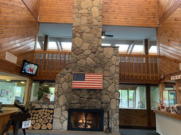 Imagen de los interiores del Hotel Fireside Inn And Suites Gilford. Foto 19