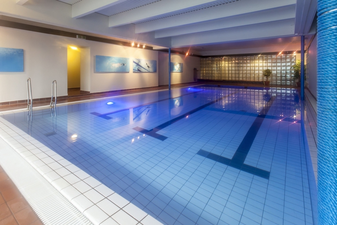 Imagen de la piscina del Hotel First Alstor. Foto 16