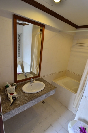 Imagen de la habitación del Hotel First Bungalow Beach Resort. Foto 6