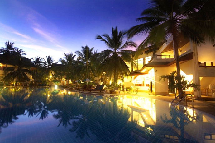 Imagen de la piscina del Hotel First Bungalow Beach Resort. Foto 16