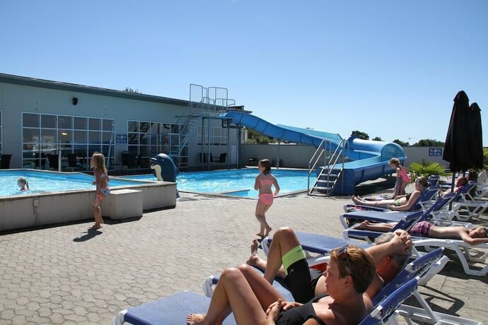 Imagen de la piscina del Hotel First Camp B&oslash;jden Strand. Foto 20