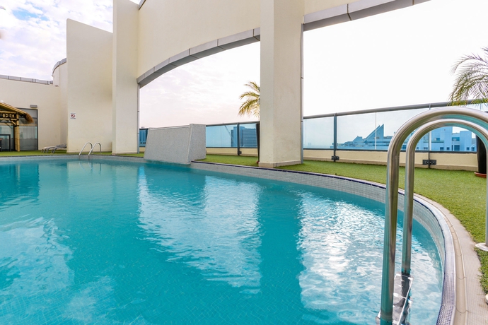 Imagen de la piscina del Hotel First Central Suites. Foto 13