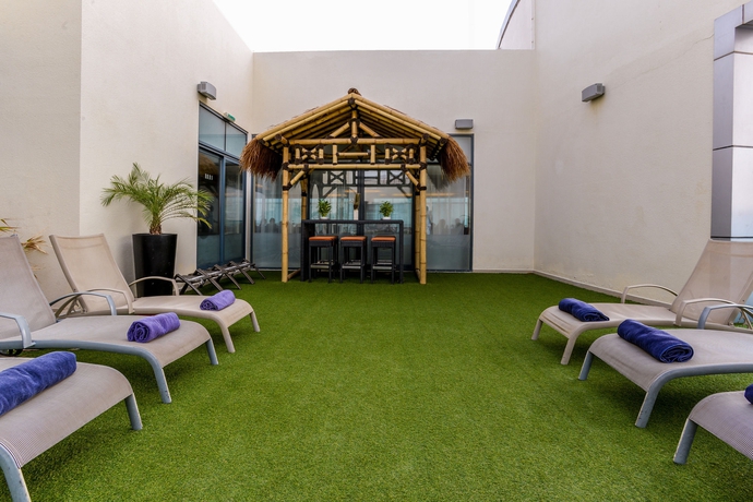 Imagen de la piscina del Hotel First Central Suites. Foto 16