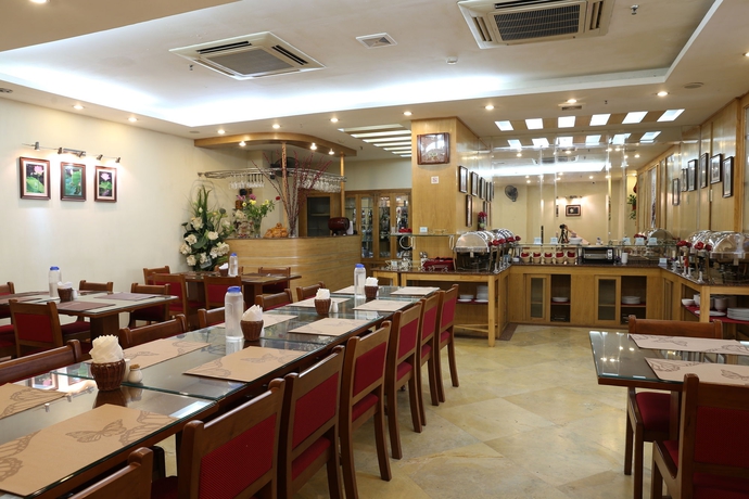 Imagen del bar/restaurante del Hotel First Eden. Foto 4