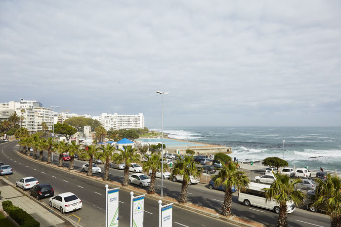 Imagen de los exteriores del Hotel First Group Riviera Suites. Foto 11