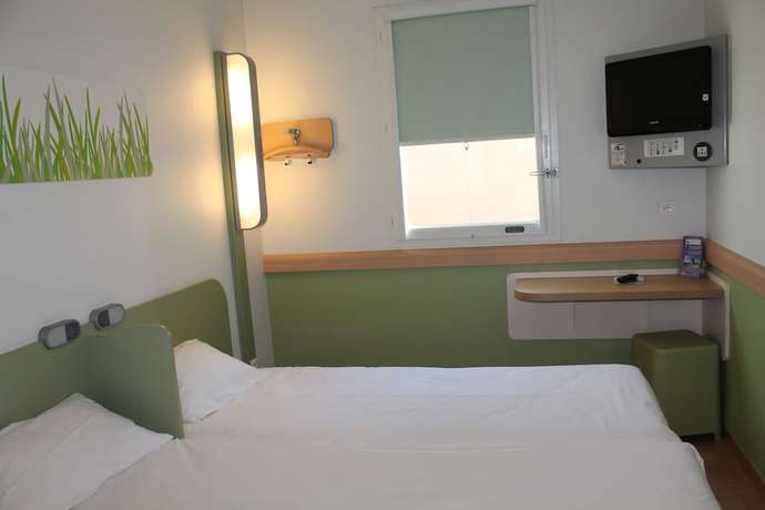 Imagen de la habitación del Hotel First Inn. Foto 3
