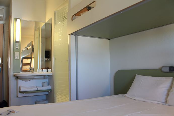 Imagen de la habitación del Hotel First Inn. Foto 4