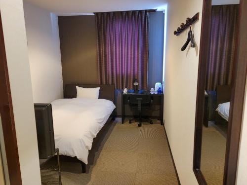 Imagen de la habitación del Hotel First Inn Takamatsu. Foto 11