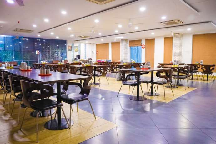 Imagen del bar/restaurante del Hotel First Inns. Foto 4