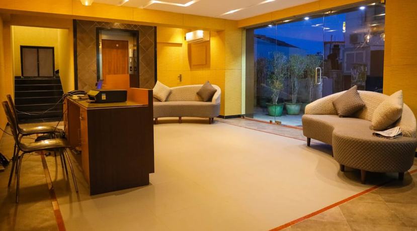 Imagen de los interiores del Hotel First Inns. Foto 18