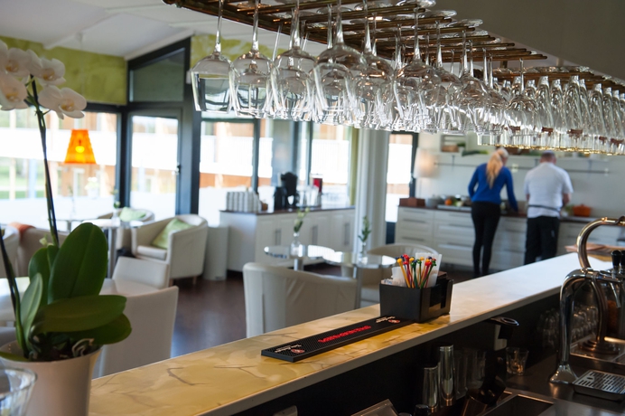 Imagen del bar/restaurante del Hotel First Lindö Park. Foto 6