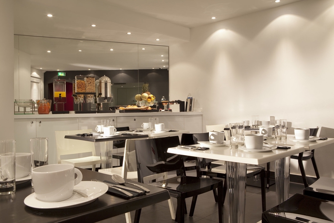 Imagen del bar/restaurante del Hotel First Paris Tour Eiffel. Foto 3