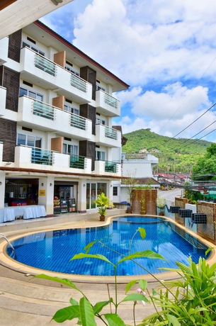 Imagen de la piscina del Hotel First Residence. Foto 11