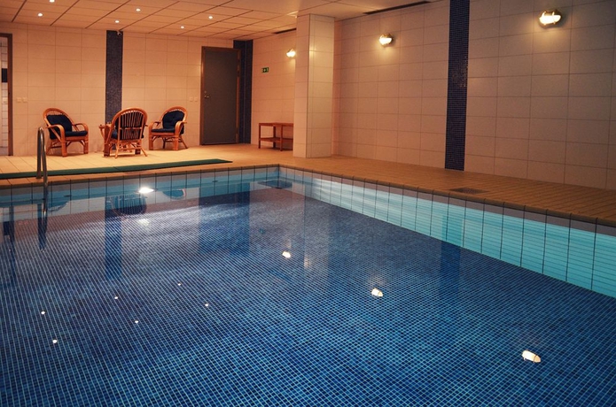 Imagen de la piscina del Hotel First Royal. Foto 14