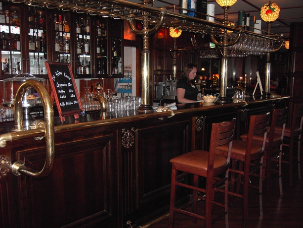 Imagen del bar/restaurante del Hotel First Royal. Foto 4