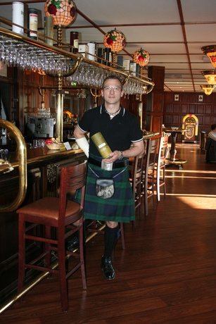 Imagen del bar/restaurante del Hotel First Royal. Foto 5