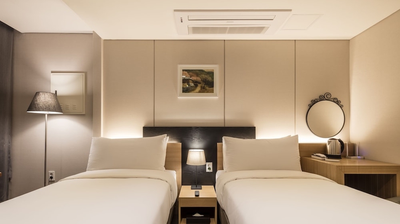 Imagen de la habitación del Hotel First Stay. Foto 7