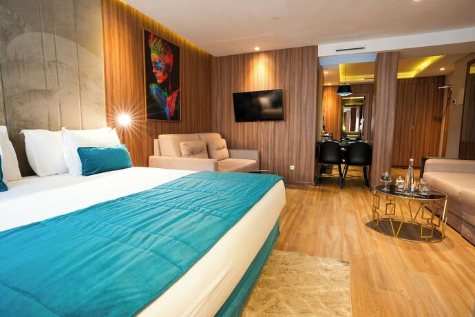 Imagen de la habitación del Hotel First Suites Hôtel. Foto 16