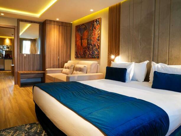 Imagen de la habitación del Hotel First Suites Hôtel. Foto 18