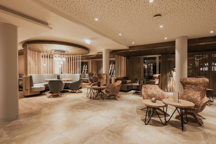 Imagen de los interiores del Hotel Firstpeak. Foto 14