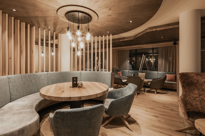 Imagen de los interiores del Hotel Firstpeak. Foto 15