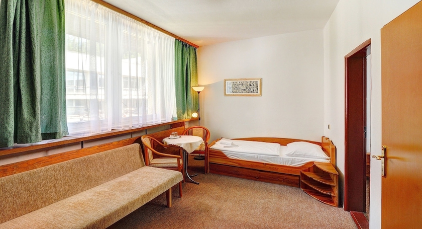 Imagen de la habitación del Hotel Fis. Foto 13