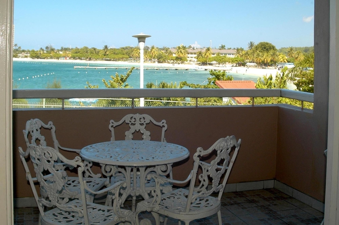 Imagen de la habitación del Hotel Fisherman's Point Resort. Foto 4