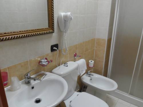 Imagen de la habitación del Hotel Fiumefreddo. Foto 6