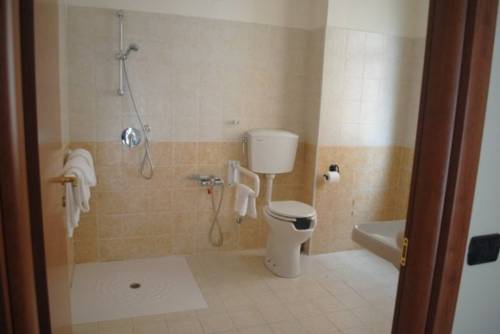 Imagen de la habitación del Hotel Fiumefreddo. Foto 12