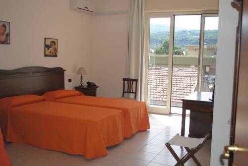 Imagen de la habitación del Hotel Fiumefreddo. Foto 14