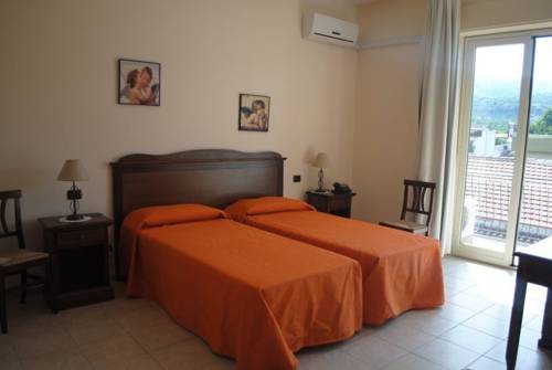 Imagen de la habitación del Hotel Fiumefreddo. Foto 15