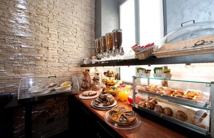 Imagen del bar/restaurante del Hotel Five. Foto 7