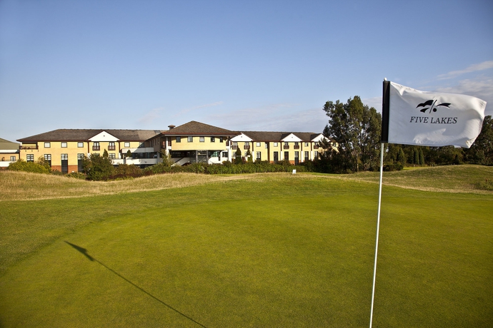 Imagen de los exteriores del Hotel Five Lakes Resort. Foto 7