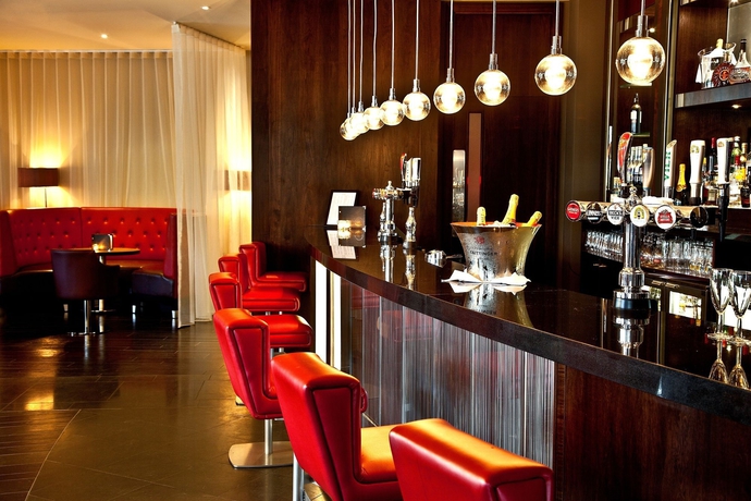 Imagen del bar/restaurante del Hotel Five Lakes Resort. Foto 3