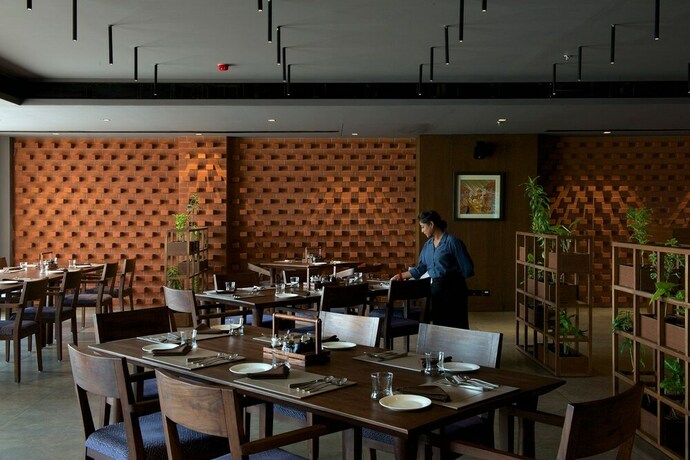 Imagen del bar/restaurante del Hotel Five Petals and Banquets. Foto 13