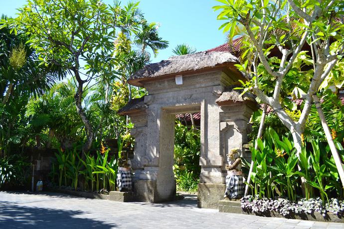 Imagen de los exteriores del Hotel Flamboyan, Tuban. Foto 9