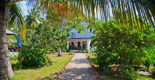 Imagen de los exteriores del Hotel Flame Tree Cottages. Foto 5