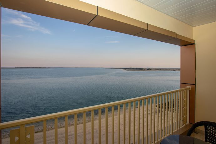 Imagen de la habitación del Hotel Flamingo Beach Resort. Foto 9