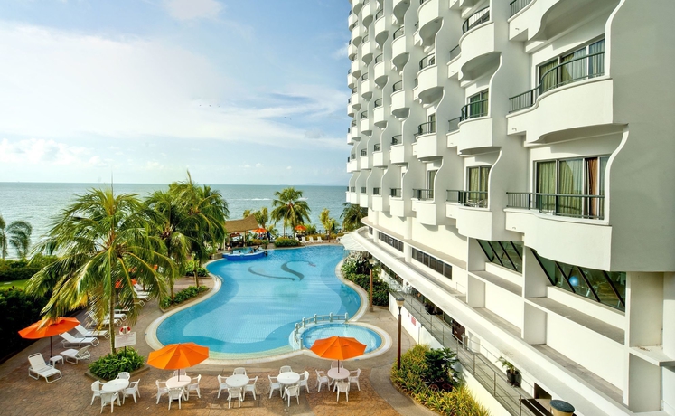 Imagen de la piscina del Hotel Flamingo By The Beach Penang. Foto 15