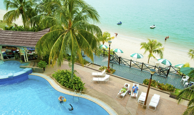 Imagen de la piscina del Hotel Flamingo By The Beach Penang. Foto 17